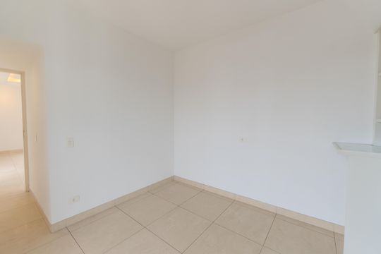 Compra apartamento com varanda, 5 quartos e piscina no condomínio. — Sala de Jantar