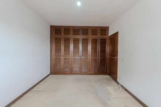 Compra apartamento com varanda, 5 quartos e piscina no condomínio. — Quarto 1