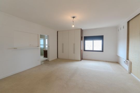Compra apartamento com varanda, 5 quartos e piscina no condomínio. — Suíte master