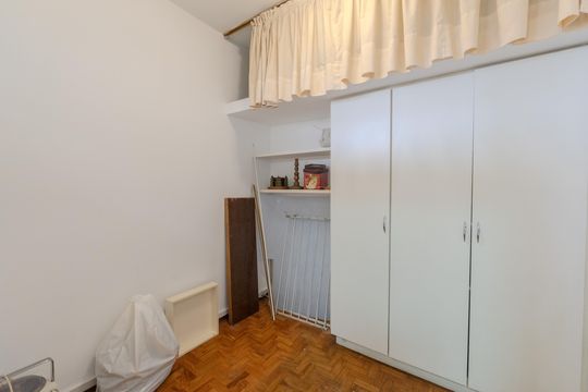 Compra apartamento com varanda, 5 quartos e piscina no condomínio. — Quarto de Serviço 1