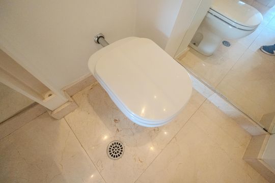 Compra apartamento com varanda, 5 quartos e piscina no condomínio. — Lavabo