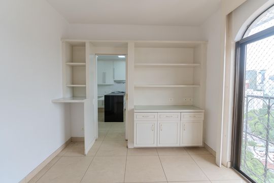Compra apartamento com varanda, 5 quartos e piscina no condomínio. — Sala de Jantar