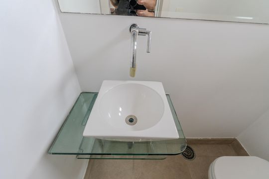 Compra apartamento com varanda, 5 quartos e piscina no condomínio. — Banheiro 2