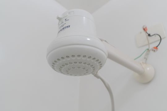 Compra apartamento com varanda, 5 quartos e piscina no condomínio. — Banheiro de serviço