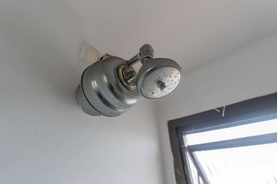 Compra apartamento com varanda, 5 quartos e piscina no condomínio. — Banheiro 2