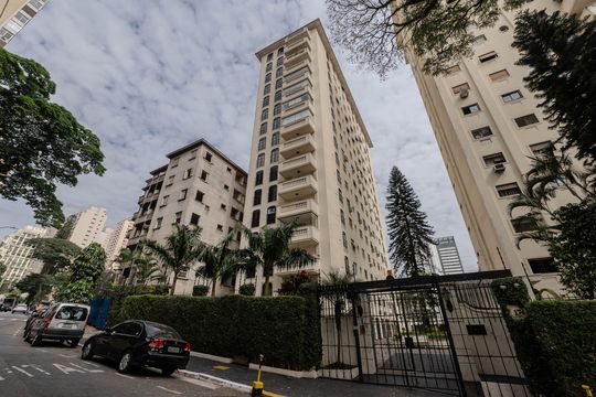 Compra apartamento com varanda, 5 quartos e piscina no condomínio. — Fachada