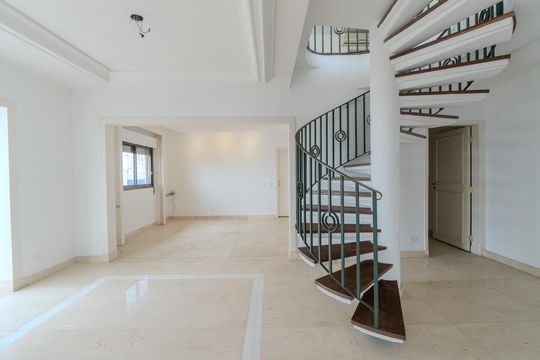Compra apartamento com varanda, 5 quartos e piscina no condomínio. — Sala de TV