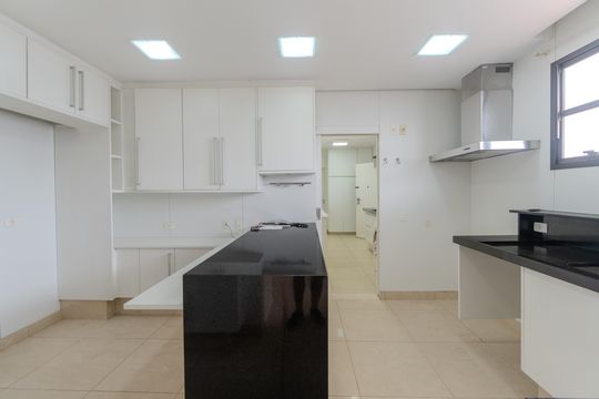 Compra apartamento com varanda, 5 quartos e piscina no condomínio. — Cozinha