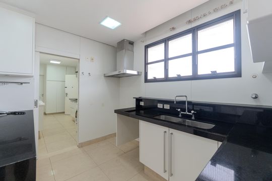 Compra apartamento com varanda, 5 quartos e piscina no condomínio. — Cozinha