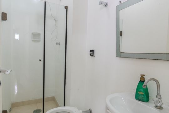 Compra apartamento com varanda, 5 quartos e piscina no condomínio. — Banheiro de serviço