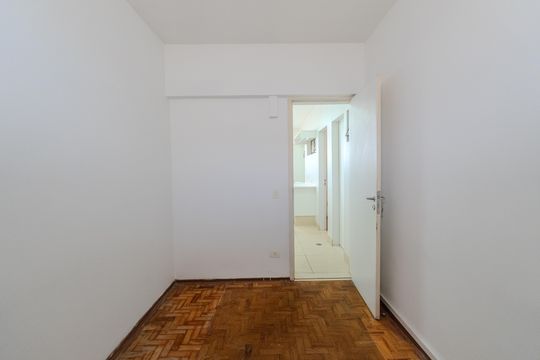 Compra apartamento com varanda, 5 quartos e piscina no condomínio. — Quarto de Serviço 2