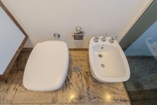 Compra apartamento com varanda, 5 quartos e piscina no condomínio. — Banheiro 1