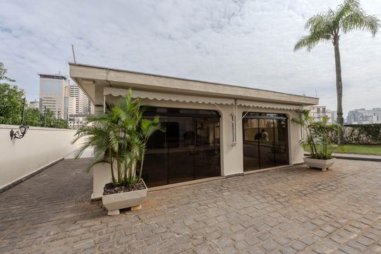 Compra apartamento com varanda, 5 quartos e piscina no condomínio. — Área comum