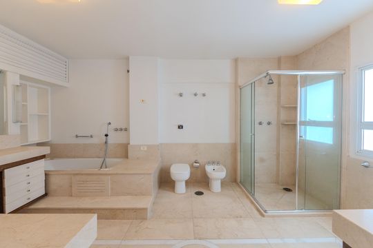 Compra apartamento com varanda, 5 quartos e piscina no condomínio. — Banheiro da suíte master