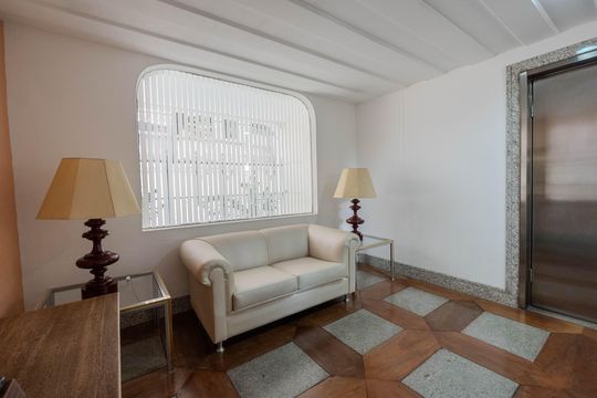Compra apartamento com varanda, 5 quartos e piscina no condomínio. — Hall de entrada