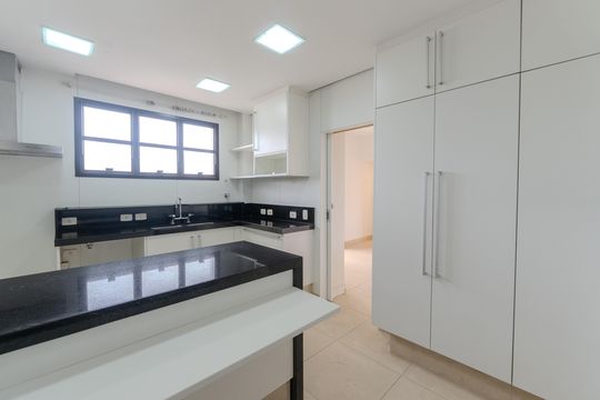 Compra apartamento com varanda, 5 quartos e piscina no condomínio. — Cozinha