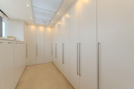 Compra apartamento com varanda, 5 quartos e piscina no condomínio. — Closet da suíte master