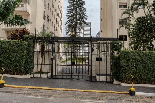 Compra apartamento com varanda, 5 quartos e piscina no condomínio. — Fachada