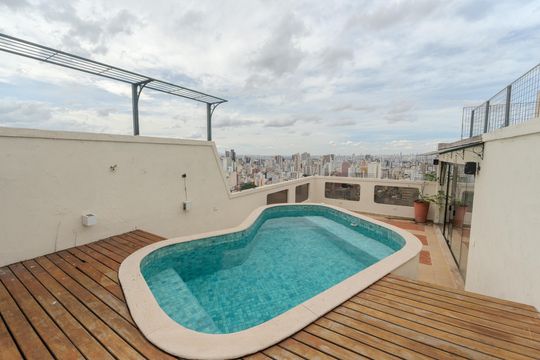 Compra apartamento com varanda, 5 quartos e piscina no condomínio. — Piscina
