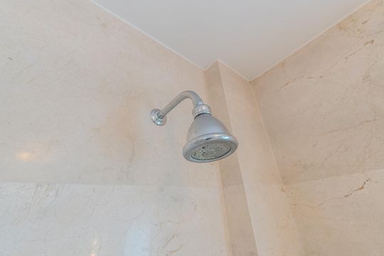 Compra apartamento com varanda, 5 quartos e piscina no condomínio. — Banheiro da suíte master