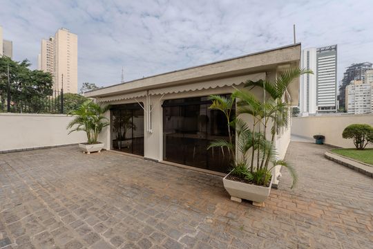 Compra apartamento com varanda, 5 quartos e piscina no condomínio. — Área comum