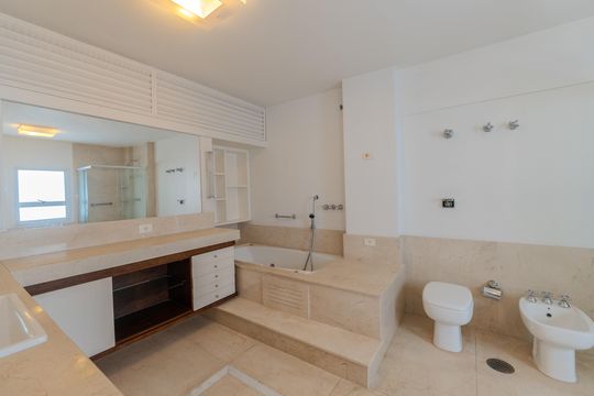 Compra apartamento com varanda, 5 quartos e piscina no condomínio. — Banheiro da suíte master