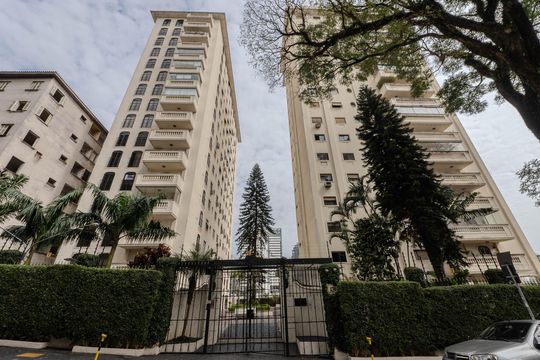 Compra apartamento com varanda, 5 quartos e piscina no condomínio. — Fachada