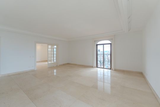 Compra apartamento com varanda, 5 quartos e piscina no condomínio. — Sala