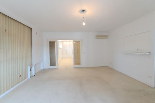 Compra apartamento com varanda, 5 quartos e piscina no condomínio. — Suíte master