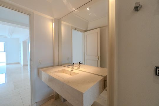 Compra apartamento com varanda, 5 quartos e piscina no condomínio. — Lavabo