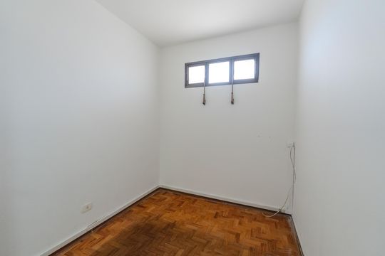 Compra apartamento com varanda, 5 quartos e piscina no condomínio. — Quarto de Serviço 2