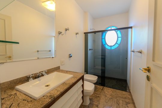Compra apartamento com varanda, 5 quartos e piscina no condomínio. — Banheiro 1