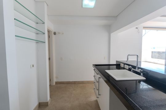 Compra apartamento com varanda, 5 quartos e piscina no condomínio. — Sala de Jogos