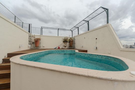 Compra apartamento com varanda, 5 quartos e piscina no condomínio. — Piscina
