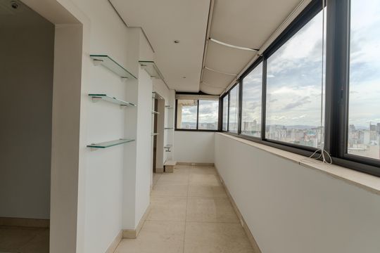 Compra apartamento com varanda, 5 quartos e piscina no condomínio. — Sacada