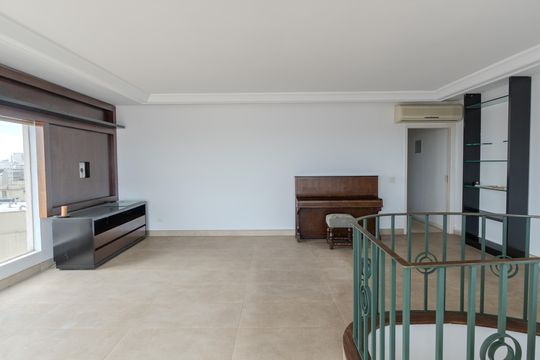 Compra apartamento com varanda, 5 quartos e piscina no condomínio. — Sala de Jogos