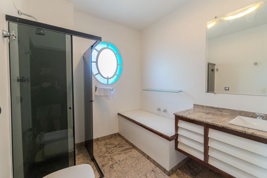 Compra apartamento com varanda, 5 quartos e piscina no condomínio. — Banheiro da Suíte 1