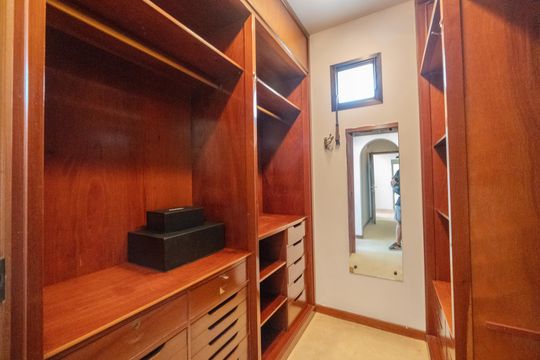 Compra apartamento com varanda, 5 quartos e piscina no condomínio. — Suíte 1