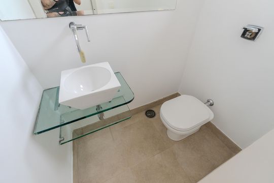 Compra apartamento com varanda, 5 quartos e piscina no condomínio. — Banheiro 2