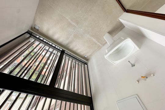 Apartamento com 2 quartos, varanda e churrasqueira. Piscina no condomínio. Ideal para comprar. — Área de Serviço