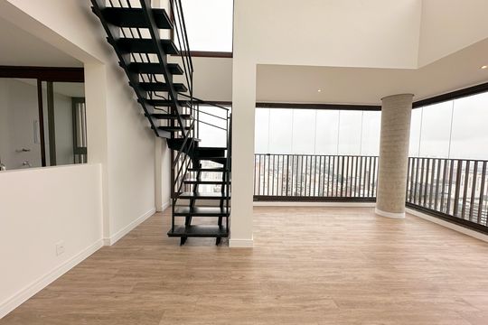 Apartamento com 2 quartos, varanda e churrasqueira. Piscina no condomínio. Ideal para comprar. — Sala