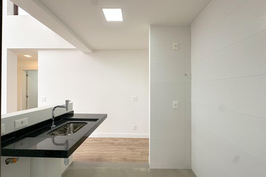 Apartamento com 2 quartos, varanda e churrasqueira. Piscina no condomínio. Ideal para comprar. — Cozinha