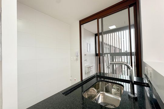 Apartamento com 2 quartos, varanda e churrasqueira. Piscina no condomínio. Ideal para comprar. — Cozinha