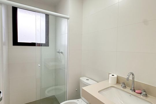 Apartamento com 2 quartos, varanda e churrasqueira. Piscina no condomínio. Ideal para comprar. — Banheiro Social