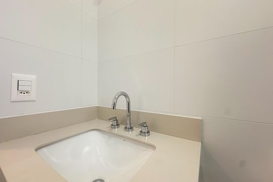 Apartamento com 2 quartos, varanda e churrasqueira. Piscina no condomínio. Ideal para comprar. — Banheiro Suíte