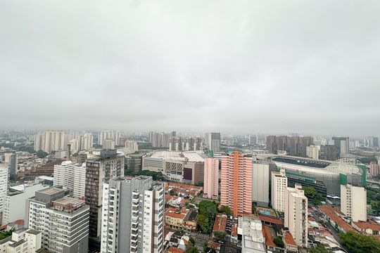 Apartamento com 2 quartos, varanda e churrasqueira. Piscina no condomínio. Ideal para comprar. — Vista