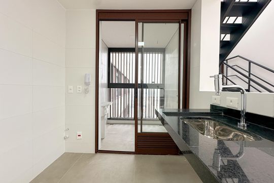 Apartamento com 2 quartos, varanda e churrasqueira. Piscina no condomínio. Ideal para comprar. — Cozinha