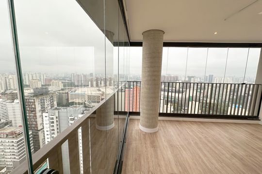 Apartamento com 2 quartos, varanda e churrasqueira. Piscina no condomínio. Ideal para comprar. — Sala
