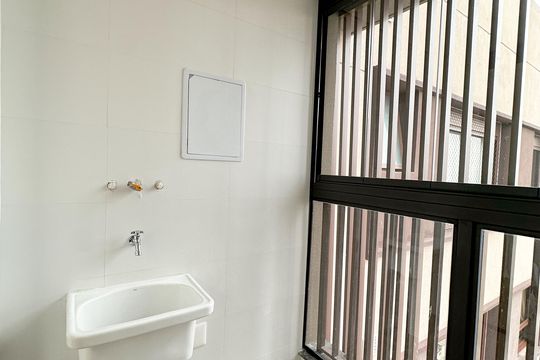Apartamento com 2 quartos, varanda e churrasqueira. Piscina no condomínio. Ideal para comprar. — Área de Serviço
