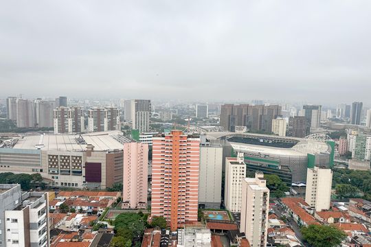 Apartamento com 2 quartos, varanda e churrasqueira. Piscina no condomínio. Ideal para comprar. — Vista